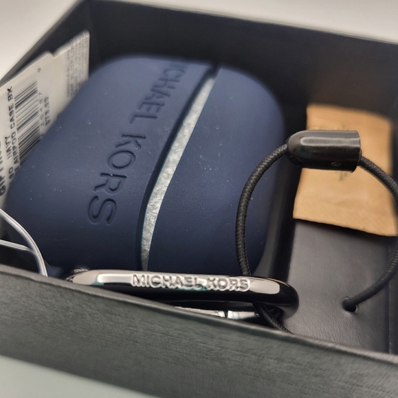 MICHAEL KORS Silicone Logo-embossed Apple AirPods Case NWT - Picture 6 of 9